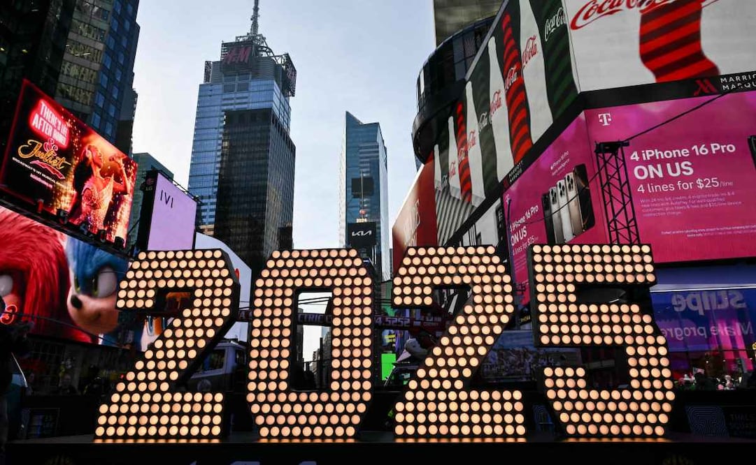 Los números 2025 se muestran después de una ceremonia de iluminación en Times Square el 18 de diciembre de 2024 en la ciudad de Nueva York. Los números 2025 llegan a Times Square para la caída del baile de Nochevieja, en Nueva York. Foto: AFP