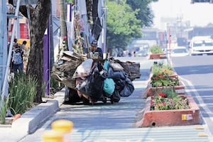 Recolectores de basura se estacionan en la ciclovía