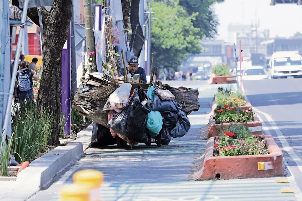 Recolectores de basura y fierro viejo usan la ciclovía para transportar sus materiales. Foto: Fernanda Rojas/ EL UNIVERSAL