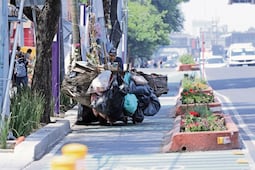 Recolectores de basura se estacionan en la ciclovía