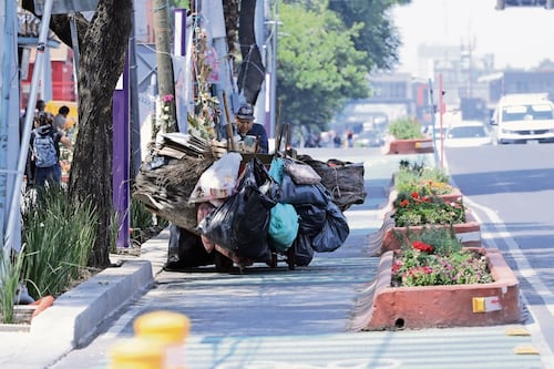 Mexico City Bike Lane Becomes Parking Lot and Dumping Ground for Garbage Collectors