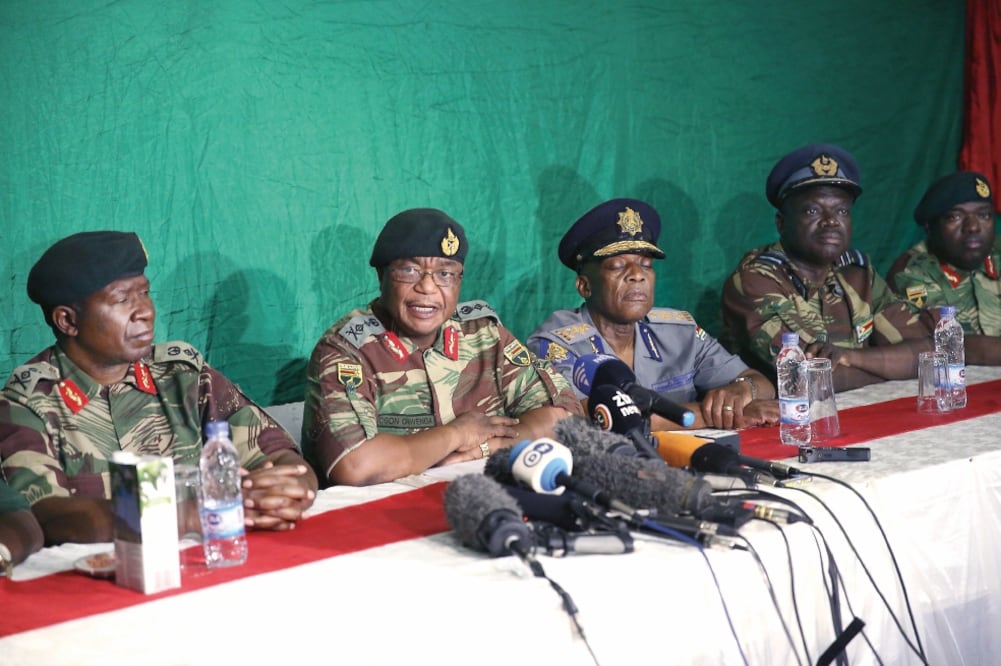 El jefe del Ejército de Zimbabue, Constantino Chiwenga (segundo izq.), ayer durante una conferencia de prensa en la ciudad de Harare.