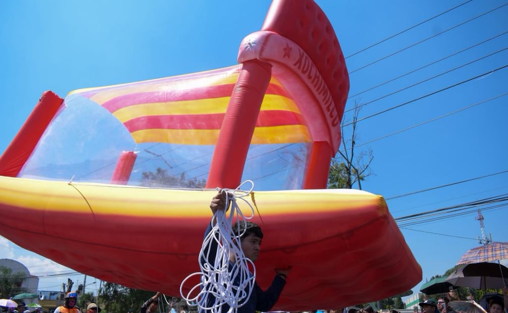 Entre globos y risas, Xochimilco celebra el Día del Niño; familias disfrutan desfile y actividades.
Foto: Santiago Cadena / EL UNIVERSAL.