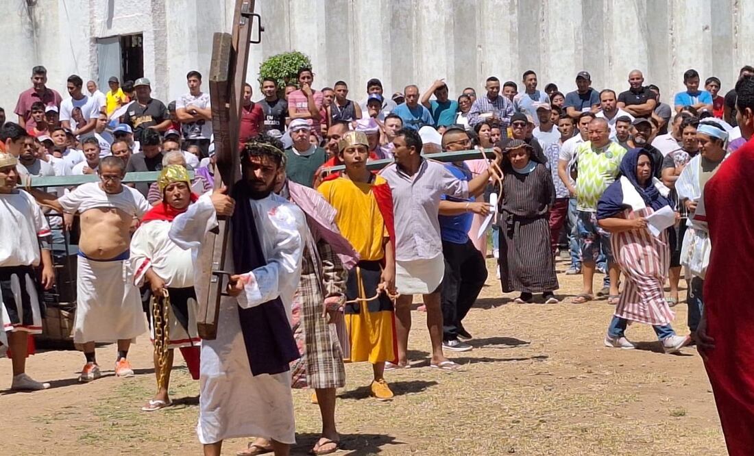 Reclusos del penal meridano, realizaron la representación del viacrucis. Foto Especial