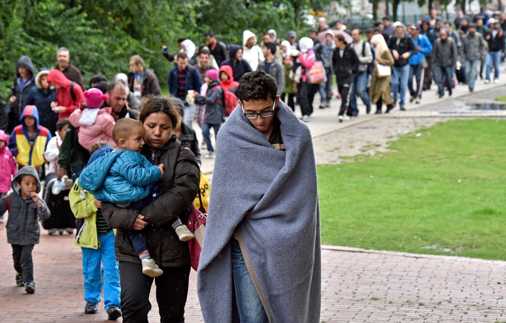 Refugiados sirios a su paso por Dortmund. (AP)