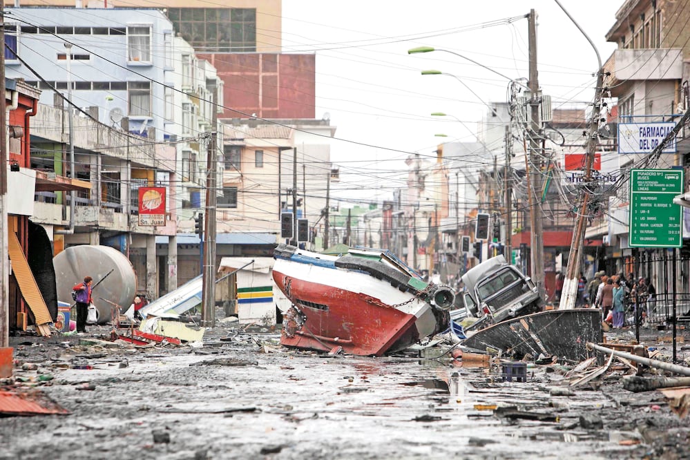 Una de las técnicas de paleosismología puesta en práctica por la investigadora de la UNAM. Al lado destrozos por el tsunami de 2010 en Talcahuano, Chile. Archivo El Universal