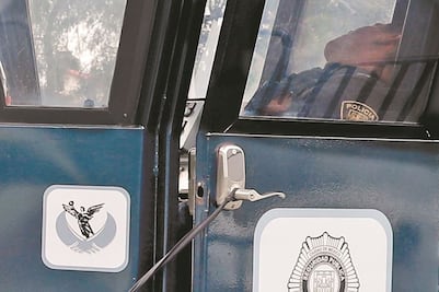 Una siesta en lo que esperan a la Guardia Nacional en Iztapalapa