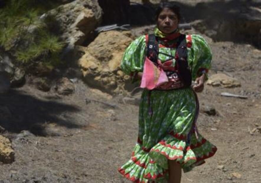 Familia de corredores rarámuris compite en ultra maratón de España