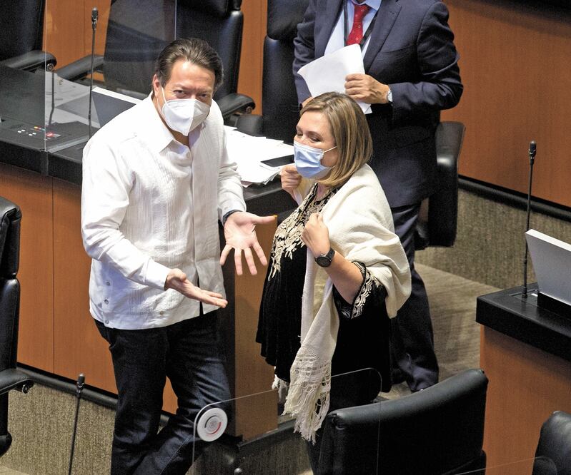 Mario Delgado y la senadora Xóchitl Gálvez, durante la sesión de la Comisión Permanente del Congreso. Foto: GERMÁN ESPINOSA. EL UNIVERSAL