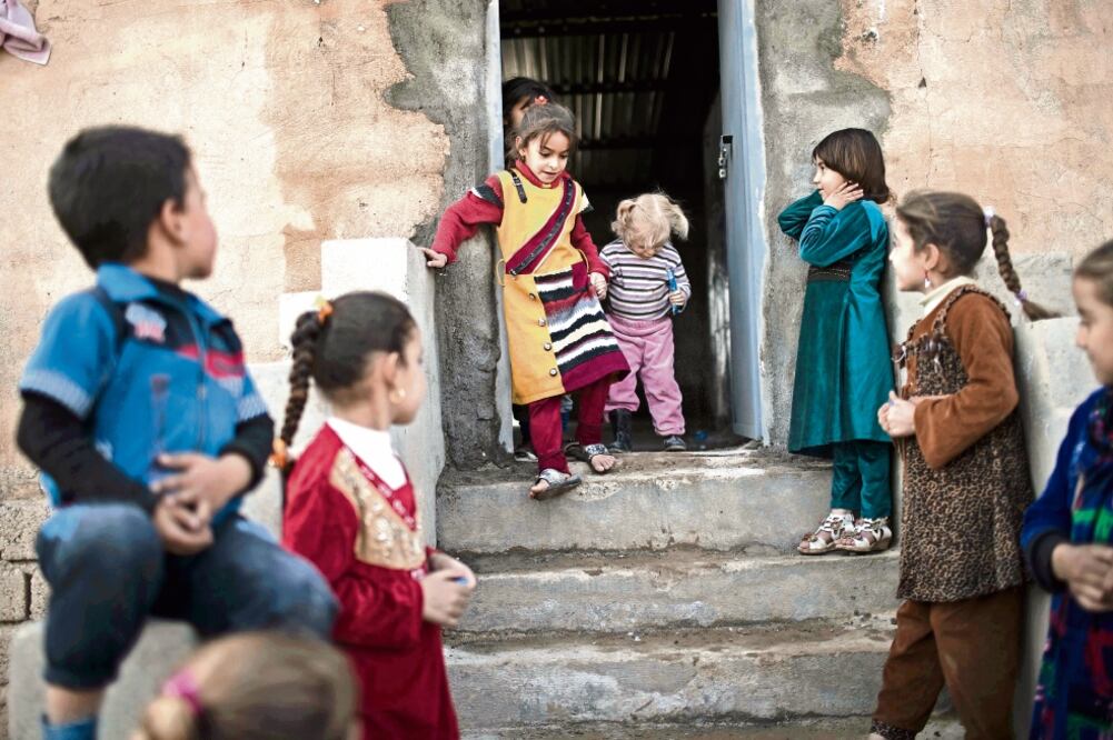 Migración. Niños que huyeron con sus familias de Mosul, por la ofensiva en contra del EI, juegan en un campo de refugiados en el este de la ciudad (FELIPE DANA. AP)