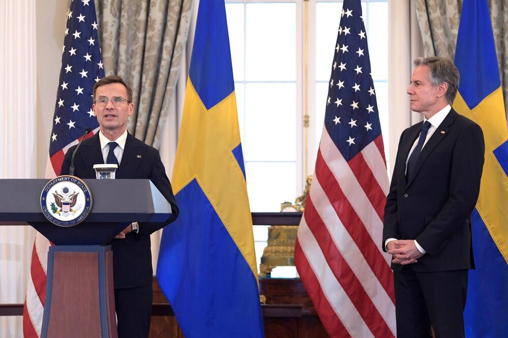 El primer ministro sueco, Ulf Kristersson (izq.), habla junto al secretario de Estado de Estados Unidos, Antony Blinken (der.), durante la ceremonia de entrega del instrumento de adhesión de Suecia en la OTAN, este jueves en la sede del Departamento de Estado en Washington. Foto: EFE