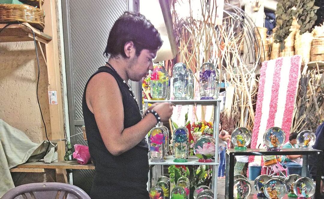 A sus 15 años, Axel ya cuenta en sus antecedentes laborales con el oficio de albañil. Pero una lesión a la altura del coxis lo sacó de la jugada. Hoy hace arreglos florales