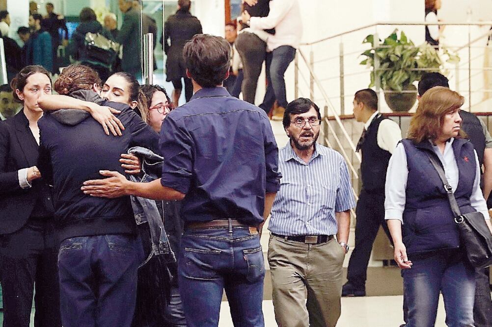 Familiares, amigos y colegas despidieron a la cantante y actriz en la funeraria de Félix Cuevas. (YADIN XOLALPA. EL UNIVERSAL)