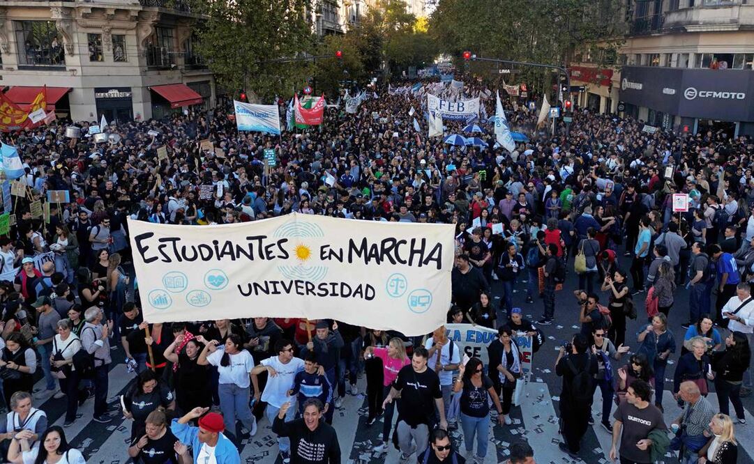 Manifestantes marchan en protesta por el ajuste presupuestario de las universidades públicas en Buenos Aires. FOTO:AFP