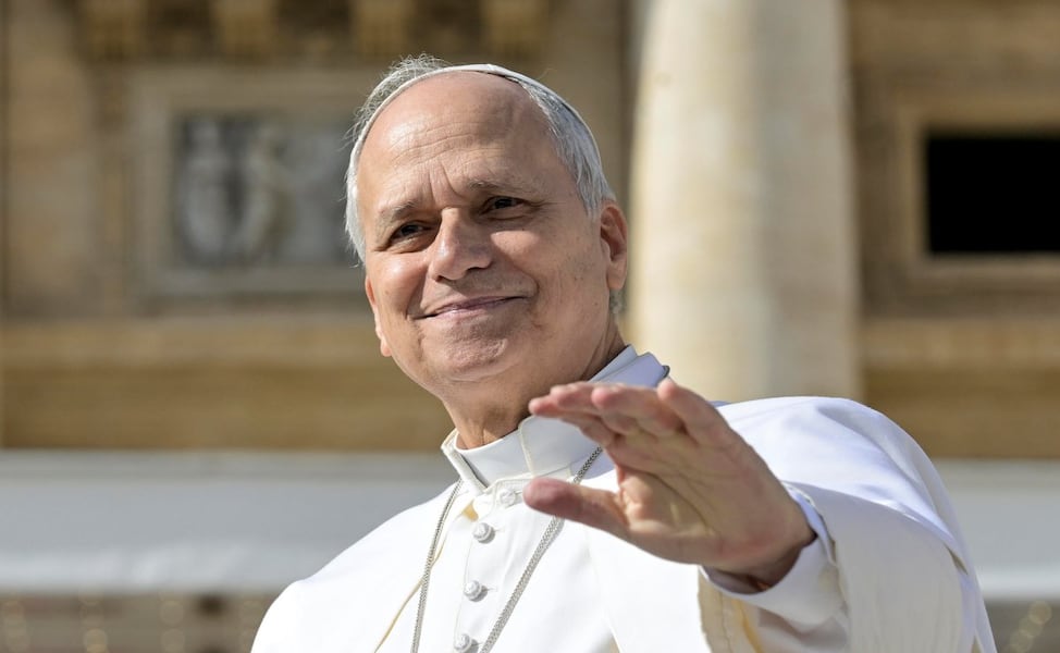 Sale el Papa muy león