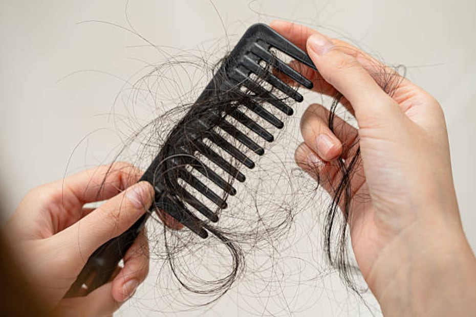 Cepillar el cabello de raíz a las puntas no solo se trozará, lo arrancarás por nudos mal desenredados. Foto: Unsplash
