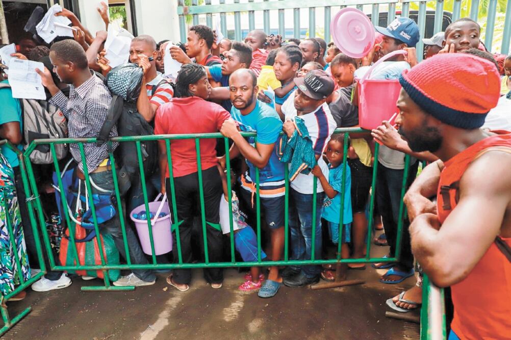 Migrantes extracontinentales hacen fila afuera de la Estación Migratoria Siglo XXI, en Tapachula, donde ayer un grupo intentó entrar a la fuerza. Foto/QUETZALLI BLANCO. AFP