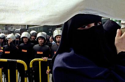 Envían a prisión a mujer que denunció acoso sexual en Egipto