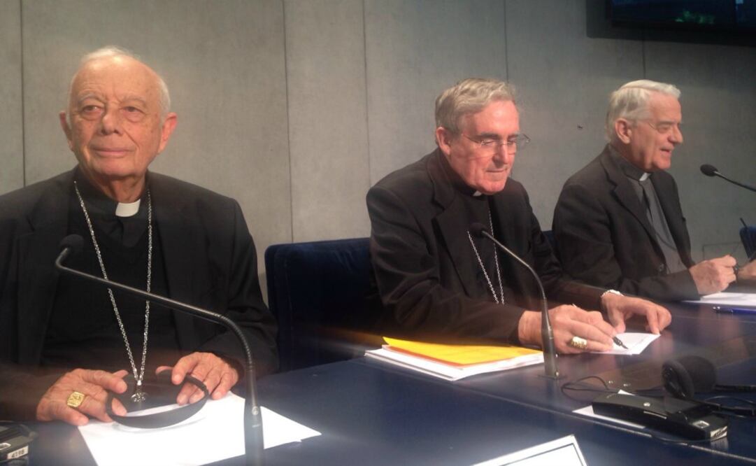 El arzobispo de Morelia, Alberto Suárez Inda; el vocero de la Santa Sede, Federico Lombardi, y el cardenal de Barcelona, Lluis Martínez Sistach. Foto: Julián Sánchez