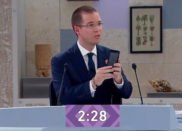 Cobertura, internet gratuito y dispositivos móviles para todos, propone Anaya