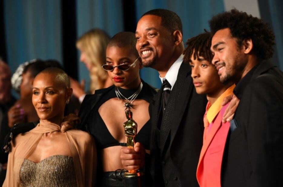 Con todo y altercado, Will Smith asiste a la fiesta de los Premios Oscar
