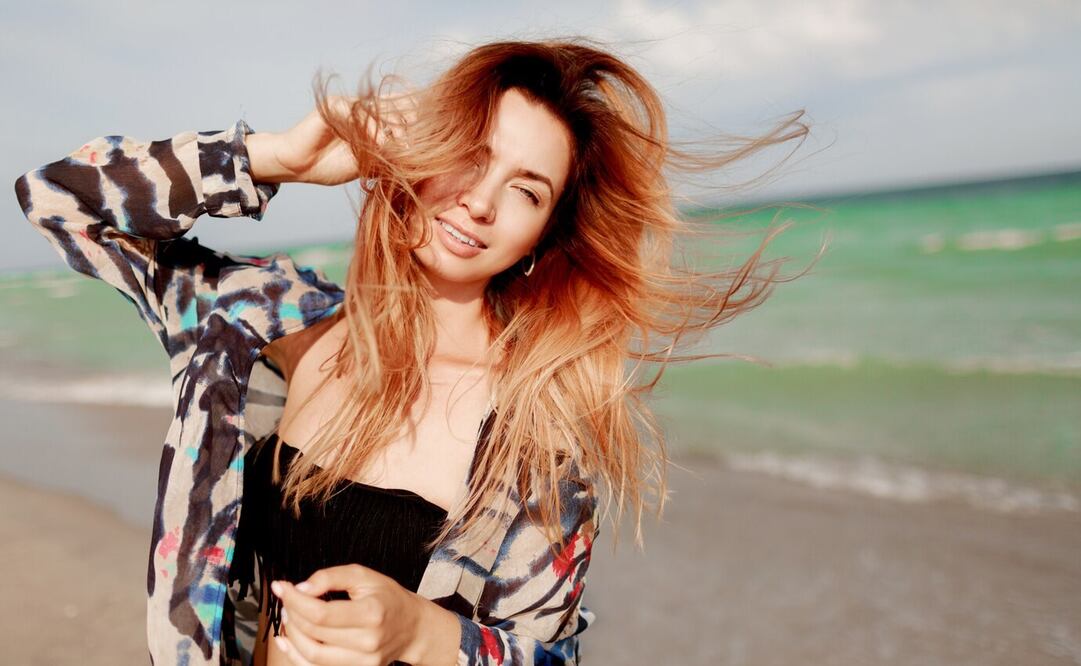 El cabello necesita cuidados especiales en la playa. Foto: Freepik