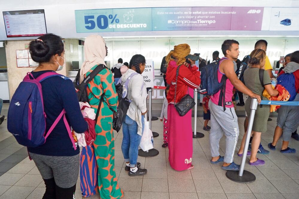Migrantes dicen ser víctimas de maltrato en su paso por el Centro de Movilidad Migratoria de Juchitán. Foto: Edwin Hernández | El Universal