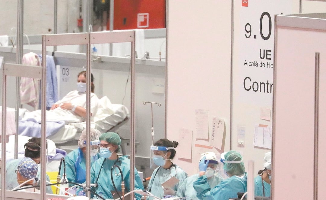 Doctores en el centro de convenciones Ifema, el cual fue acondicionado como hospital, en Madrid, España. Foto: MANU FERNÁNDEZ. AP