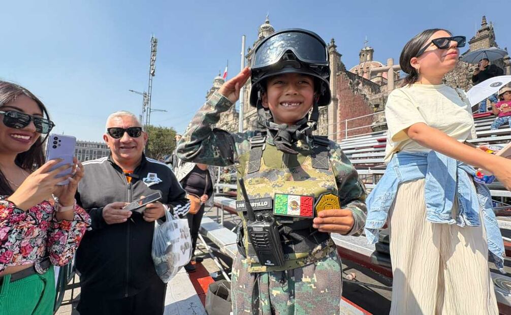 Ian Castillo, niño proveniente del Estado de México, el pequeño soldado que acudió al 115 Aniversario de la Revolución Mexicana. Foto: Salvador Corona/ EL UNIVERSAL