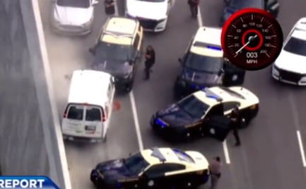 VIDEO. Aparatosa persecución en Florida deja patrullas colisionadas y un sospechoso colgado de un viaducto