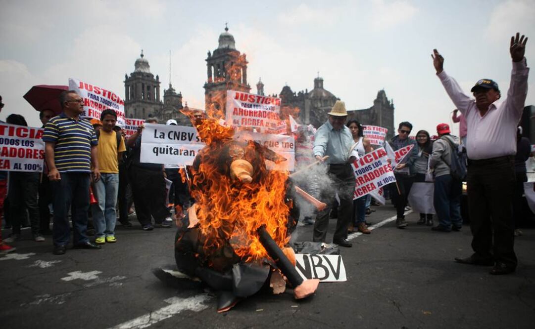En la foto, ahorradores de Ficrea queman figuras con el nombre de la CNBV. (Foto: Archivo/EL UNIVERSAL)