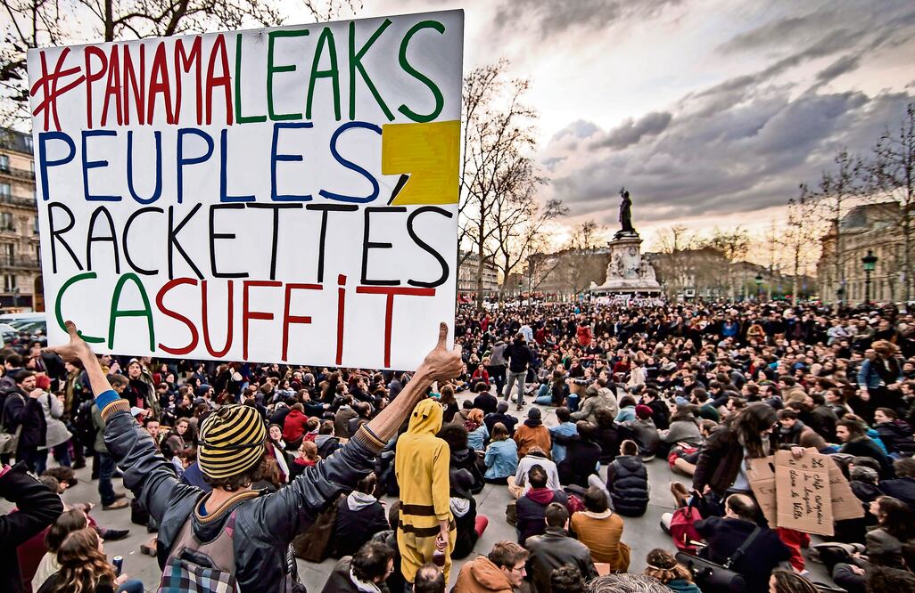 En una protesta de estudiantes y sindicatos contra la reforma laboral, en París, el tema de las filtraciones conocidas como Papeles panameños estuvo presente (IAN LANGSTON. EFE)