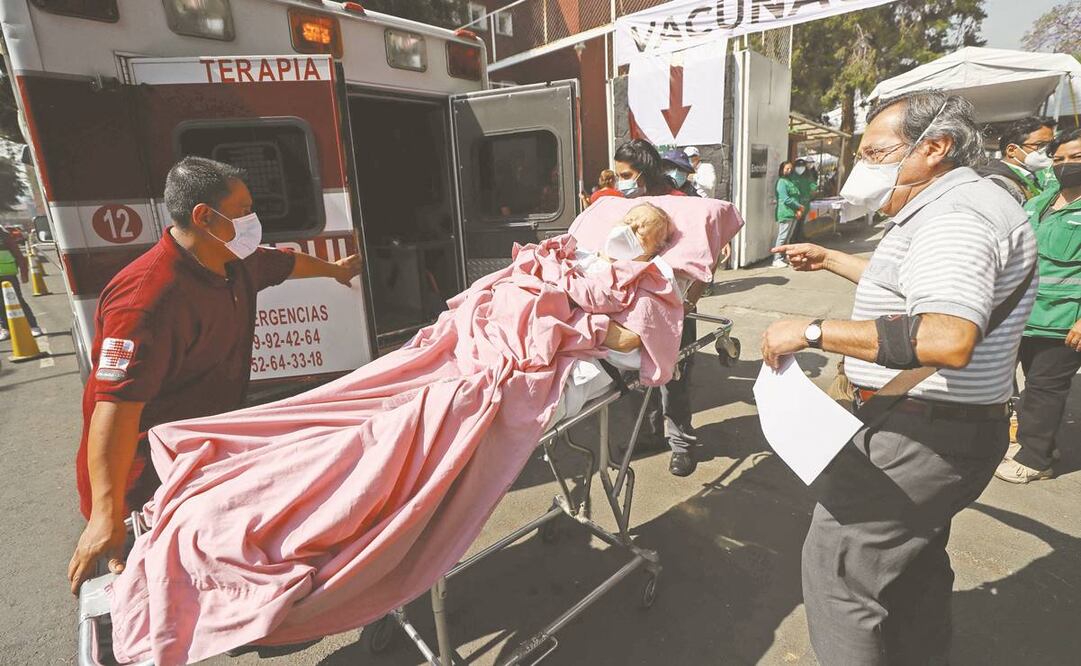 El momento en que una mujer mayor de edad es asistida en una camilla durante la jornada de vacunación contra el Covid-19. La fotografía fue tomada por Diego Simón. Foto: ARCHIVO EL UNIVERSAL