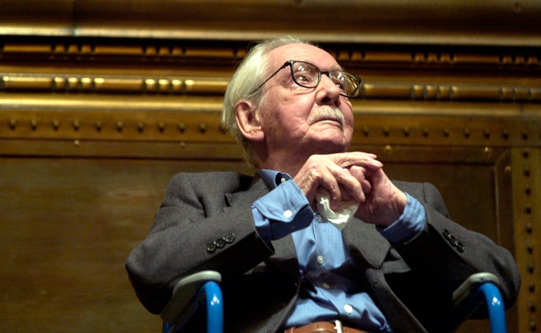 Manuel Álvarez Bravo durante una ceremonia en su honor en Bellas Artes. Foto: Archivo AP / Victor R. Caivano