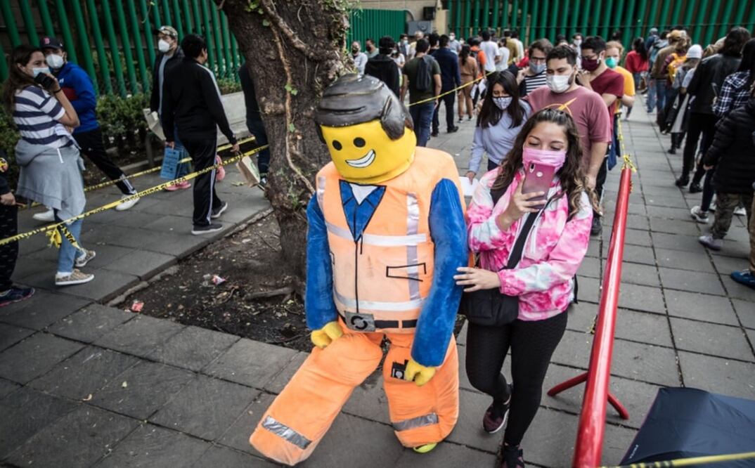 "Seguimos haciendo el llamado para que los únicos que vayan a los centros de vacunación sean los que viven en la alcaldía que les corresponda", expuso Sheinbaum Pardo. Foto: Germán Espinosa