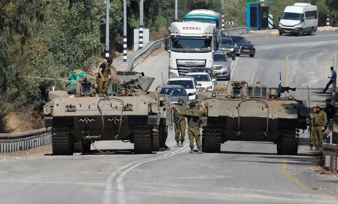 Soldados israelíes en vehículos blindados conducen por una calle cerca de la ciudad norteña de Kiryat Shmona, cerca de la frontera con el Líbano, el 13 de octubre de 2023. Foto: AFP