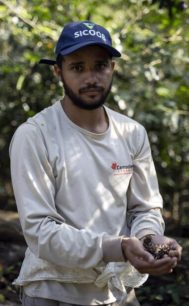 El trabajador Agnael Costa sostiene los excrementos de un pájaro Jacu en la plantación de café Camocim en Domingos Martins, estado de Espírito Santo, Brasil. Foto: AFP