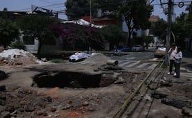 Personal de alcaldía Álvaro Obregón y Segiagua trabajan para reparar socavón; mide alrededor de 2 metros de diámetro y 6 de profundidad
