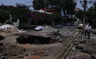Personal de alcaldía Álvaro Obregón y Segiagua trabajan para reparar socavón; mide alrededor de 2 metros de diámetro y 6 de profundidad
