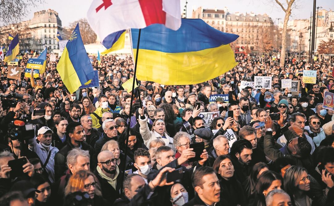 Miles de manifestantes sostienen banderas ucranianas mientras participan en una protesta contra la invasión rusa de Ucrania, en la plaza de la Bastilla en París. Foto: Yoan Valat/EFE