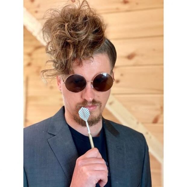 Peinados locos para hacer en la melena de tu pareja en cuarentena