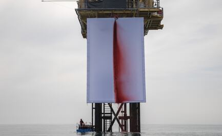 VIDEO: Greenpeace instala una obra de Kapoor en una plataforma de Shell en el mar del Norte; denuncia impacto de combustibles fósiles