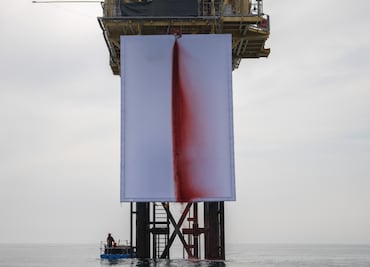 VIDEO: Greenpeace instala una obra de Kapoor en una plataforma de Shell en el mar del Norte; denuncia impacto de combustibles fósiles