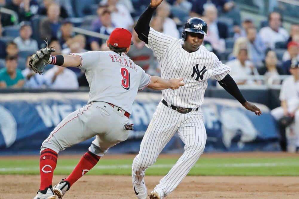 José Peraza pone fuera de acción a Didi Gregorius. (FRANK FRANKLIN II. AP)