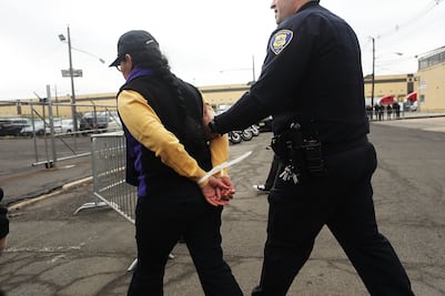 Con más deportados por EU, El Salvador lanza auxilio a migrantes