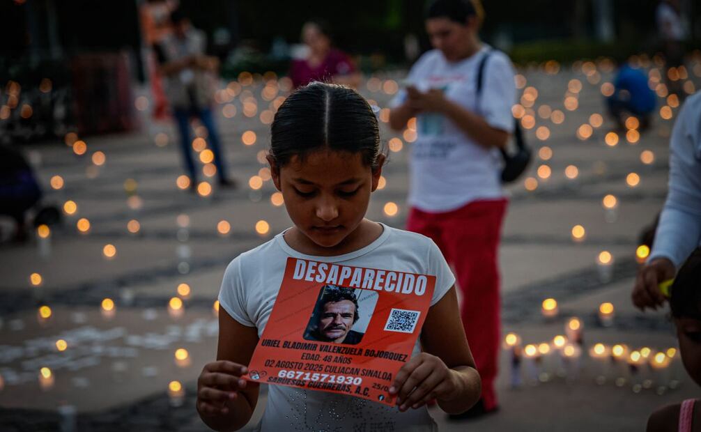 Culiacán, Sinaloa.- El colectivo Sabuesos Guerreras encendió más de cinco mil veladoras en la explanada de Palacio de Gobierno como acto de protesta silenciosa ante la crisis de desapariciones forzadas. Foto: José Betanzos Zárate / CUARTOSCURO