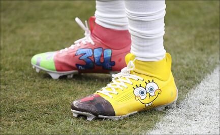 Jugador de los Eagles presume tenis y guantes inspirados en Bob Esponja; así salió al partido