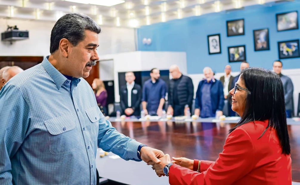 El presidente de Venezuela, Nicolás Maduro, saluda a la vicepresidenta, Delcy Rodríguez, en una reunión del Consejo de Ministros en Caracas. Foto: EFE