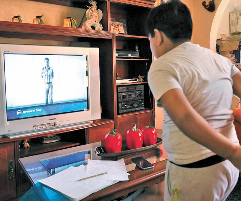 En el caso de los niños que cursarán quinto de primaria, el modelo de la SEP contempla transmitir los contenidos de ese grado de las 19:00 a las 21:30 horas. ARCHIVO EL UNIVERSAL