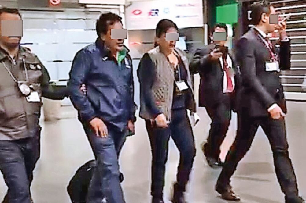 La madrugada del lunes fue aprehendido Lozano en el aeropuerto (EFE)